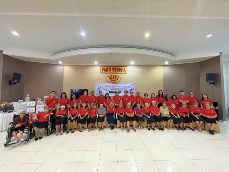 Rayakan HUT-37 Swiss-Belhotel International Kunjungi Panti Werdha Berea