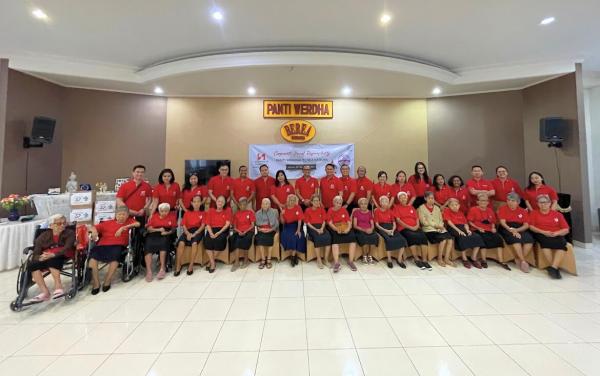 Rayakan HUT-37 Swiss-Belhotel International Kunjungi Panti Werdha Berea