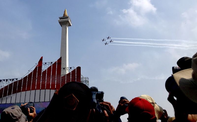 Warga Antusias Saksikan Atraksi Militer Peringatan HUT ke-79 TNI