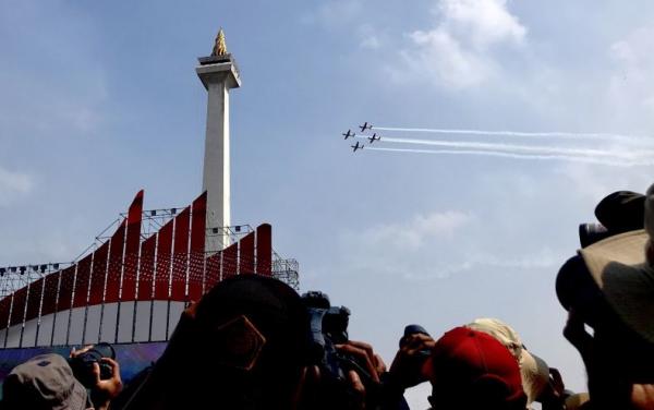 Warga Antusias Saksikan Atraksi Militer Peringatan HUT ke-79 TNI
