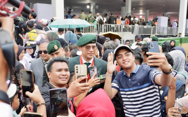 AHY Kenakan Baret Linud Kostrad pada Upacara Peringatan HUT TNI ke-79 di Monas