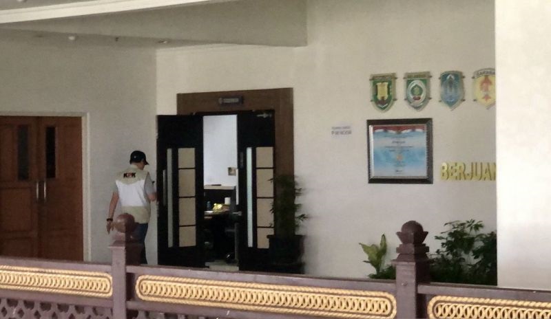 Orang Dekat Ditangkap, Kantor Sahbirin Noor Digeledah