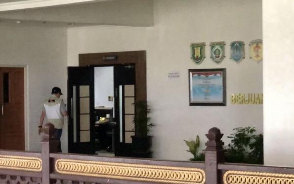Orang Dekat Ditangkap, Kantor Sahbirin Noor Digeledah