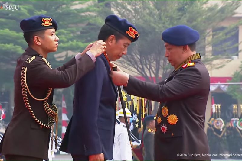 Jelang Lengser, Jokowi Terima Medali Kehormatan Polri