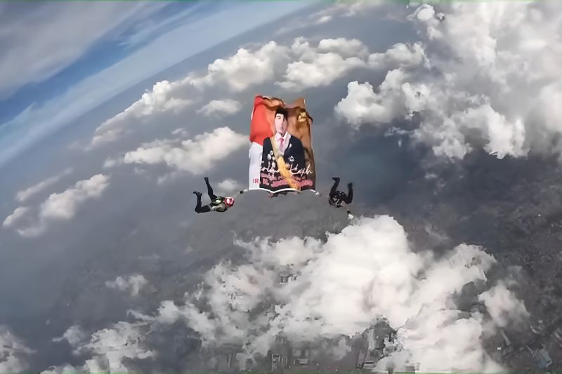 Ketika Bendera “Terima Kasih Jokowi” Berkibar di Langit Depok