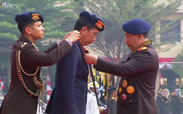 Jelang Lengser, Jokowi Terima Medali Kehormatan Polri