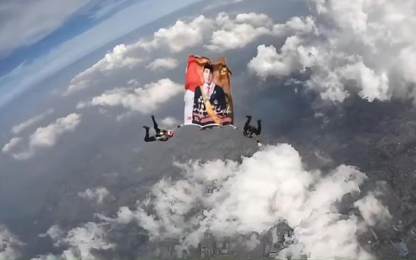 Ketika Bendera “Terima Kasih Jokowi” Berkibar di Langit Depok