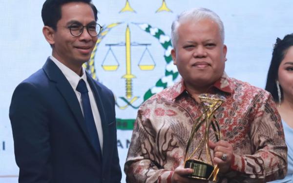 Kejagung Raih Penghargaan Kolaborasi Strategis di Kementerian dan Lembaga Awards 2024