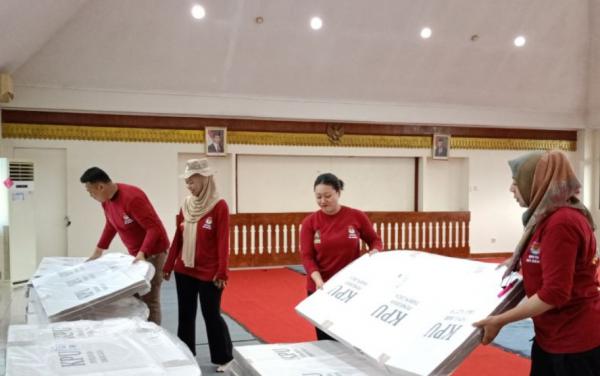 KPU Jakpus Distribusikan Ribuan Kotak dan Bilik Suara Jelang Pilkada 2024