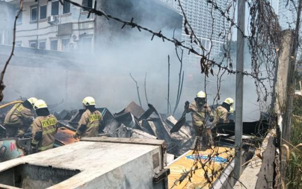 Gudang Lemari Pendingin di Cengkareng Terbakar Akibat Korsleting Pengisian Daya Ponsel