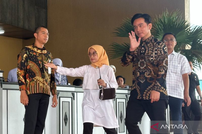 Berbatik Gibran Hadiri Gladi Bersih Pelantikan di Kompleks Parlemen