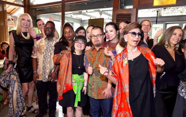 Fashion Show Eksklusif Alleira Batik Bertema “Selayang Pandang” di Plataran Dharmawangsa