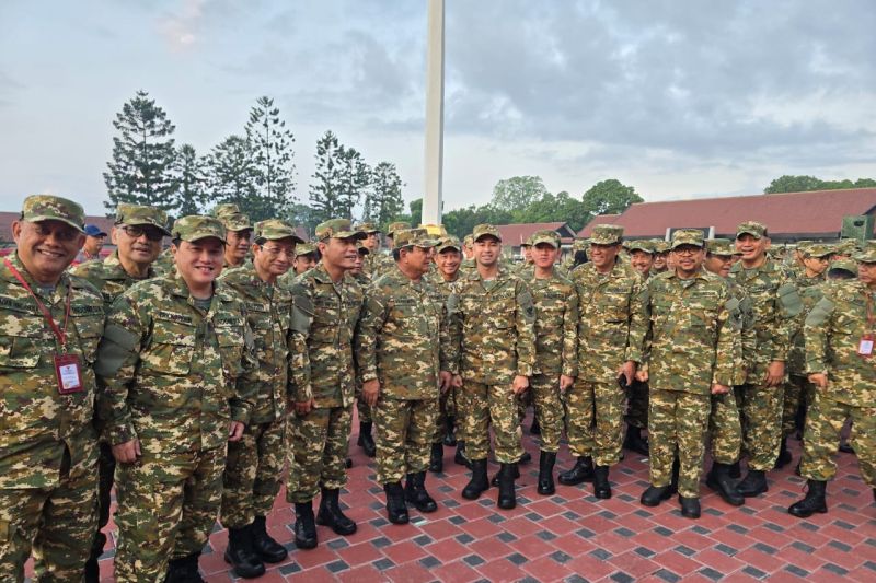Berbaju Komcad, Kabinet Merah Putih Olahraga Pagi Bersama di Akmil