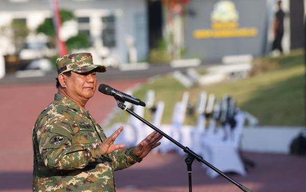 Momen Prabowo Pimpin Menteri Latihan Baris-berbaris