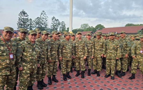 Berbaju Komcad, Kabinet Merah Putih Olahraga Pagi Bersama di Akmil