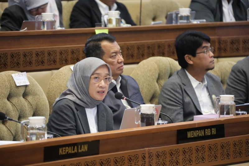 Rini Widyantini Paparkan Program 100 Hari Pertama KemenPANRB dalam Raker Bersama Komisi II DPR RI