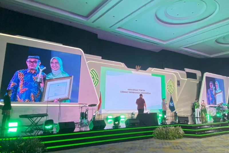 Hetifah Sjaifudian Dapat Penghargaan Tokoh Cermat Berbahasa Indonesia dari Kemendikdasmen
