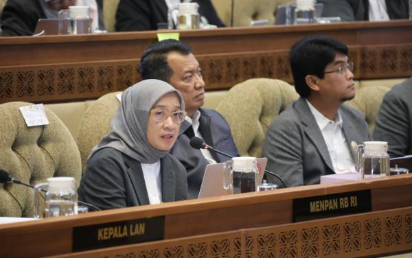Rini Widyantini Paparkan Program 100 Hari Pertama KemenPANRB dalam Raker Bersama Komisi II DPR RI
