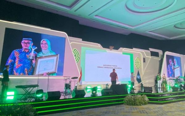 Hetifah Sjaifudian Dapat Penghargaan Tokoh Cermat Berbahasa Indonesia dari Kemendikdasmen