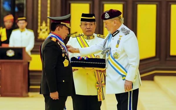Kapolri Terima Gelar Panglima Gagah Pasukan Polis dari Kerajaan Malaysia