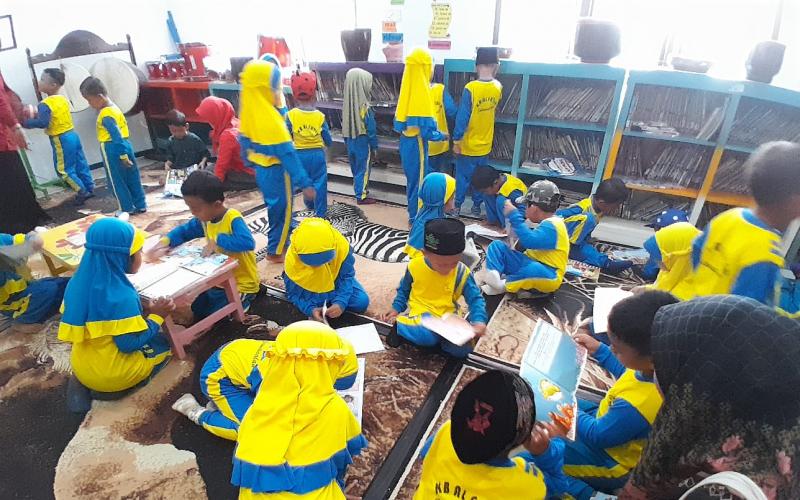 Perkenalkan Dunia Literasi Sejak Dini, KB Al Fatih Jiwanalan Kunjungi Disarpus Kebumen