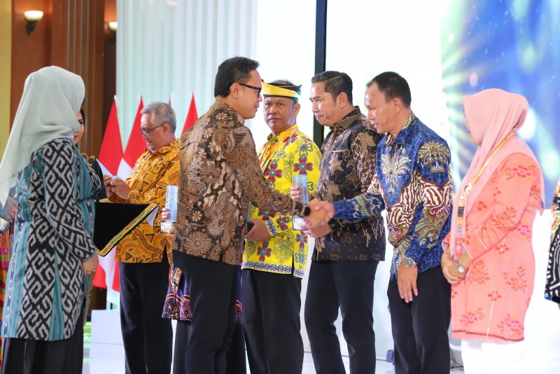 Rakornas NTB 2024, Wamendagri Berikan Penghargaan Dukcapil Award