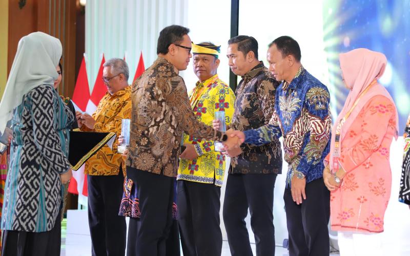 Rakornas NTB 2024, Wamendagri Berikan Penghargaan Dukcapil Award