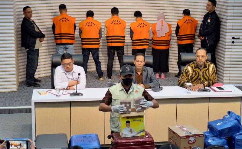 Dicari KPK, Gubernur Kalsel Tak Pernah Muncul di Kantor