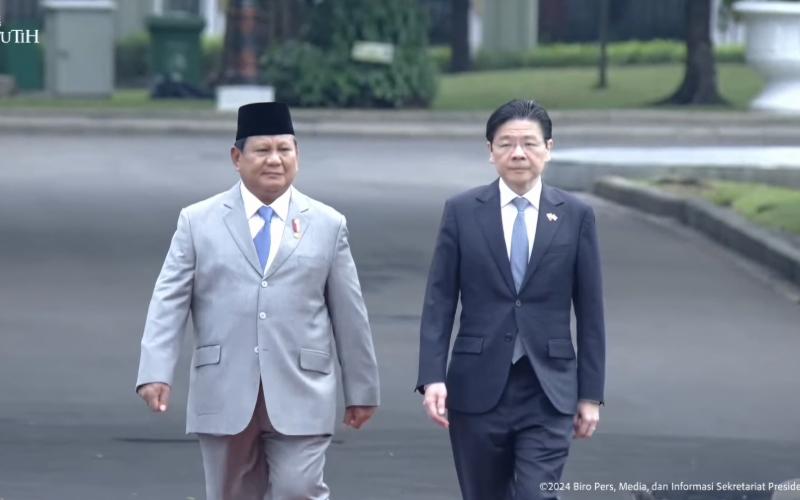 Prabowo Sambut PM Lawrence Wong dengan Upacara Jajar Kehormatan