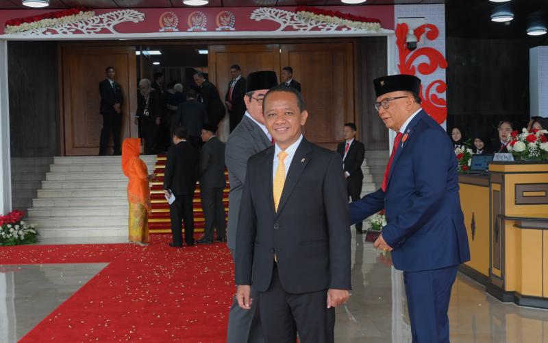 Bahlil Bantah Jokowi dan Gibran Jadi Kader Golkar