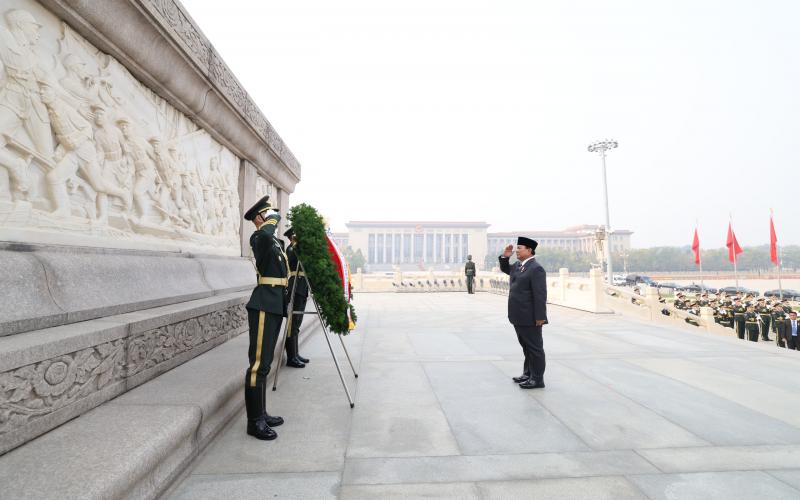 Prabowo Sambangi Monumen Pahlawan Rakyat Tiananmen, Gelar Prosesi Flower Tribute