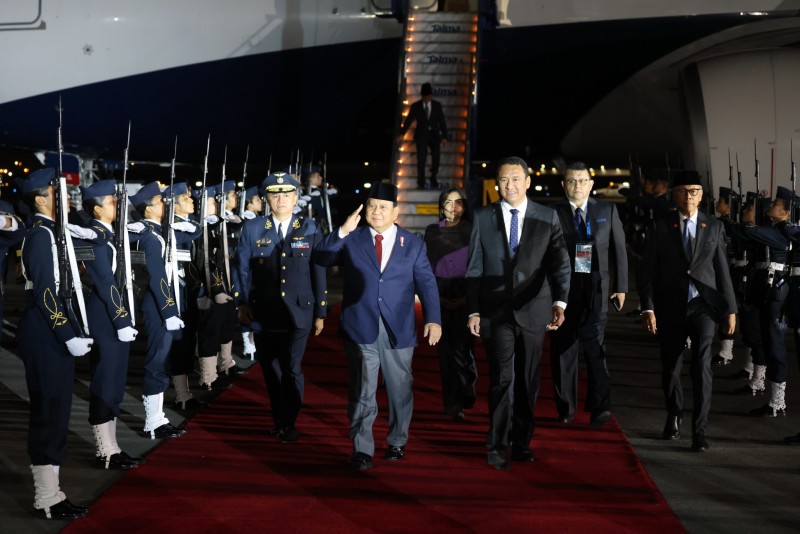 Hadiri APEC 2024 di Peru, Prabowo Disambut Pasukan Jajar Kehormatan dan Emak-emak