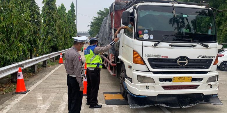 Menertibkan Muatan Lebih Butuh Ketegasan Presiden