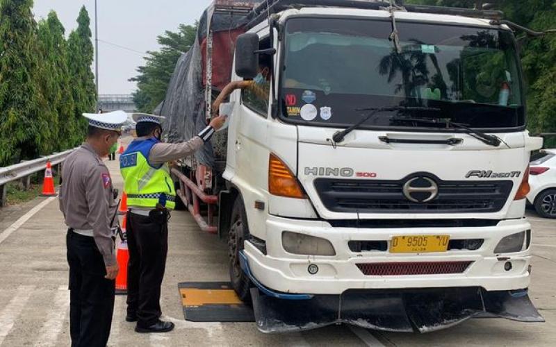 Menertibkan Muatan Lebih Butuh Ketegasan Presiden