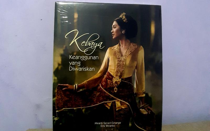 Buku "Kebaya, Keanggunan yang Diwariskan"&nbsp;Menjadi Dokumentasi Komprehensif Warisan Budaya Tak Benda Indonesia
