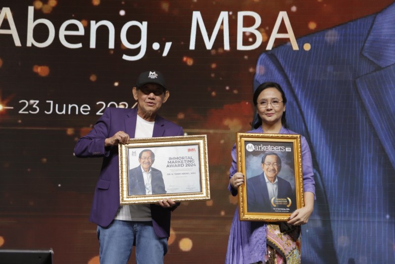 Dua Sosok Inspiratif, Almarhum Tanri Abeng dan Mooryati Soedibyo Terima Penghargaan Immortal Marketeer Award 2024