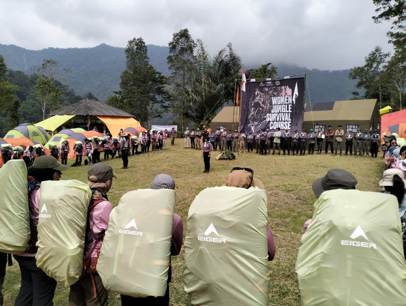 EIGER Ajak 75 Perempuan Berlatih Seni Bertahan Hidup di Gunung Cakrabuana