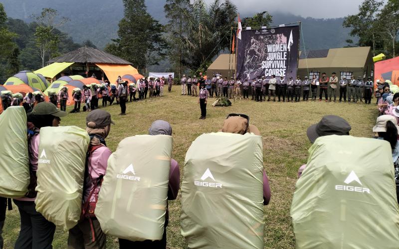 EIGER Ajak 75 Perempuan Berlatih Seni Bertahan Hidup di Gunung Cakrabuana