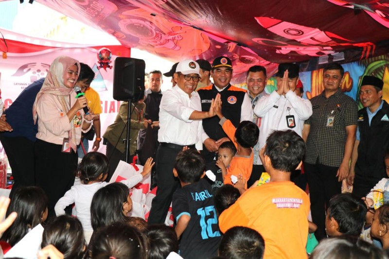 Kunjungi Pengungsi Kebon Kosong, Menko PMK Beri Bantuan Paket Sembako