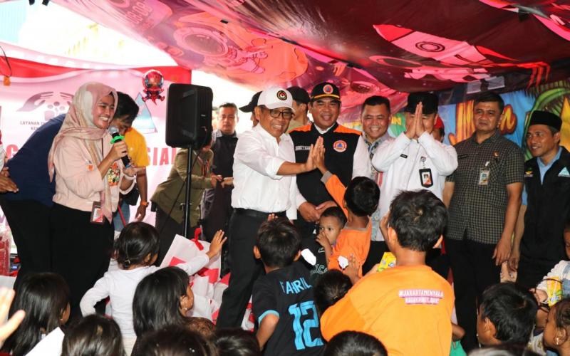 Kunjungi Pengungsi Kebon Kosong, Menko PMK Beri Bantuan Paket Sembako