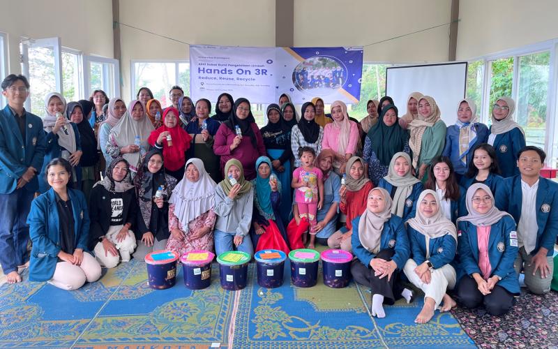 Penerima Beasiswa Pertamina Lestarikan Lingkungan dalam Kegiatan Aksi SoBI