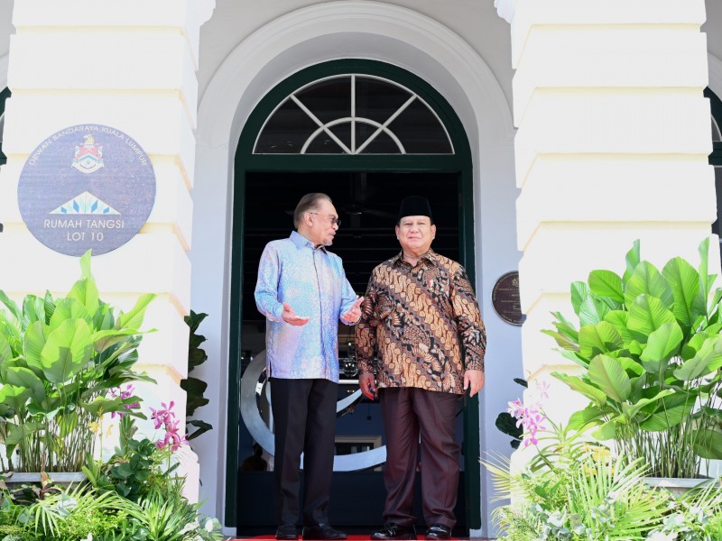 Anwar Ibrahim Sambut Prabowo dengan Upacara Jajar Kehormatan