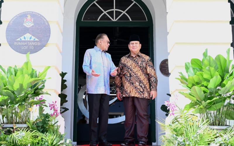 Anwar Ibrahim Sambut Prabowo dengan Upacara Jajar Kehormatan