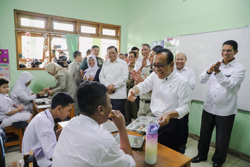 Menko PMK Tinjau Pelaksanaan Makan Bergizi Gratis di SLB B&C Cahaya Jaya