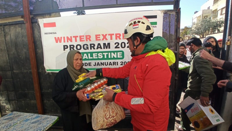 Musim Dingin Extreme, Eko Sulistio Terus Kirim Bantuan ke Pengungsi Palestina