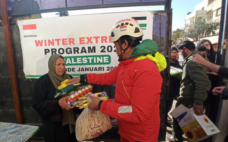 Musim Dingin Extreme, Eko Sulistio Terus Kirim Bantuan ke Pengungsi Palestina