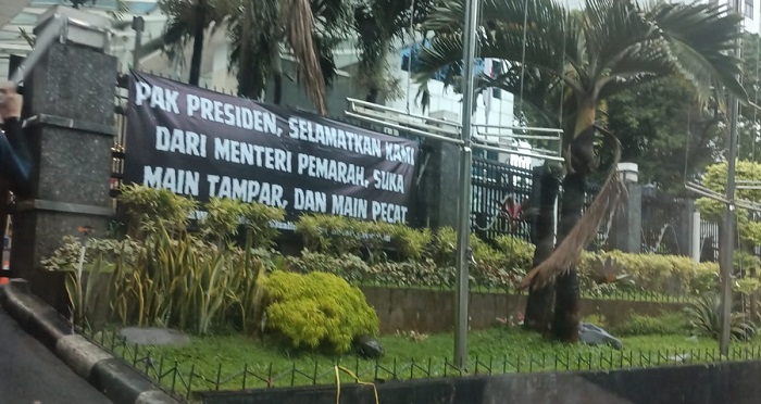 DPR Monitor Kisruh Menteri Satryo