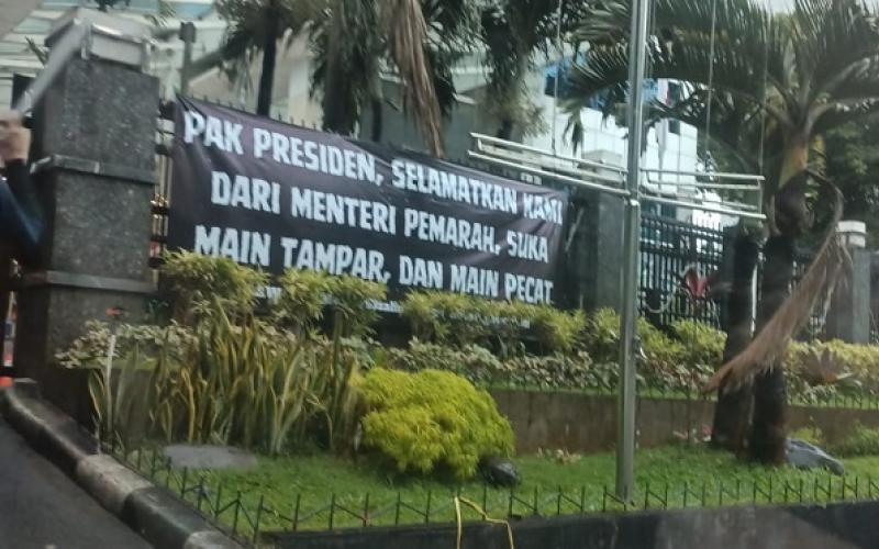 DPR Monitor Kisruh Menteri Satryo