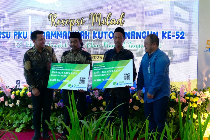 Milad ke 52 PKU Kutowinangun Bagi CSR ke Tukang Becak dan UMKM