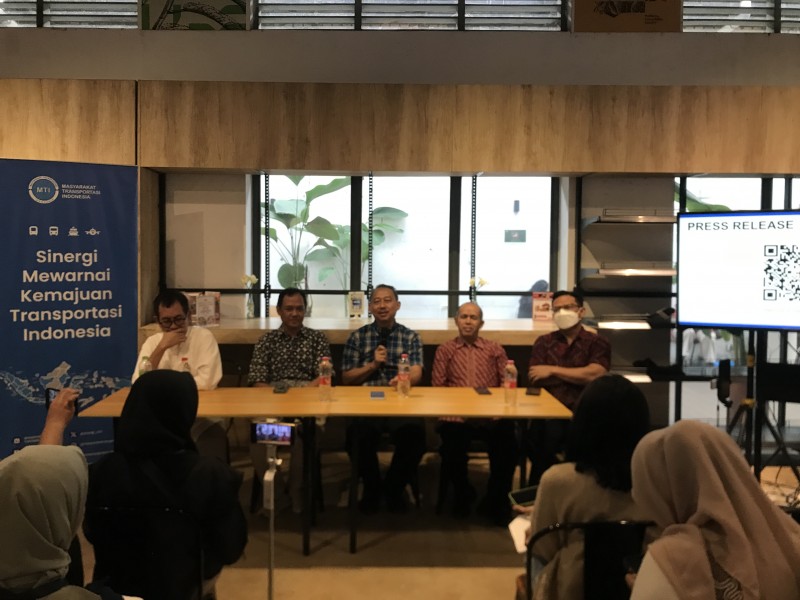 Menhub Tak Punya Sikap Menko Senang Seremonial, Apa Nasib Transportasi Publik?